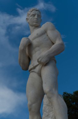 Faşist maceraları kutlamak için Carrara mermerinde neoklasik tarzda bir sporcunun heykeli. Stadio dei Marmi, Roma, İtalya