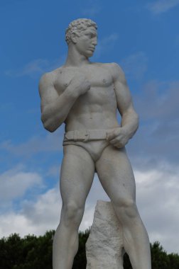 Faşist maceraları kutlamak için Carrara mermerinde neoklasik tarzda bir sporcunun heykeli. Stadio dei Marmi, Roma, İtalya