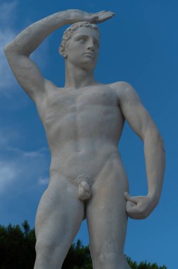 Faşist maceraları kutlamak için Carrara mermerinde neoklasik tarzda bir sporcunun heykeli. Stadio dei Marmi, Roma, İtalya