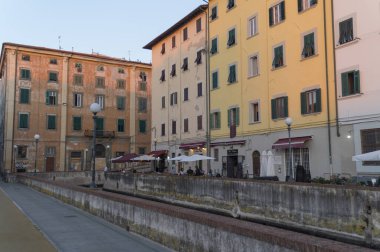 Günbatımında tekneleri olan Yeni Venedik bölgesi, Livorno, Tuscany, İtalya