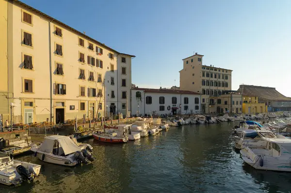 Günbatımında tekneleri olan Yeni Venedik bölgesi, Livorno, Tuscany, İtalya