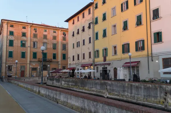 Günbatımında tekneleri olan Yeni Venedik bölgesi, Livorno, Tuscany, İtalya