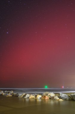 Aurora Borealis ve kırmızı SAR 11 Ekim 2024 tarihinde Toskana semalarında, San Vincenzo, Livorno, İtalya