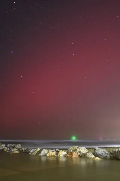 Aurora Borealis ve kırmızı SAR 11 Ekim 2024 tarihinde Toskana semalarında, San Vincenzo, Livorno, İtalya