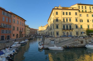 Günbatımında tekneleri olan Yeni Venedik bölgesi, Livorno, Tuscany, İtalya