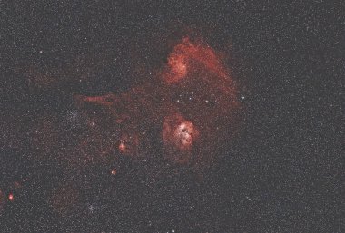 İki bulutsu IC 405 (Flaming Star Nebulae) ve IC 410 açık yıldız kümesi Auriga takımyıldızındaki zengin bir galaktik yıldız alanı, yıldız haritaları ve gökyüzündeki astronomik nesnelerin merkezindedir.