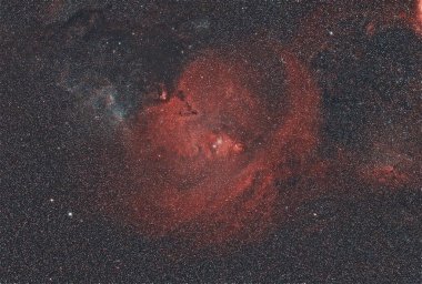 Koni Bulutsusu ve Noel Ağacı Kümesi (NGC 2264), Tek Yıldız takımyıldızı yönünde bulunan bir emisyon bulutsusu. Yıldızlı gökyüzünün yıldız haritaları ve astronomik nesneleri