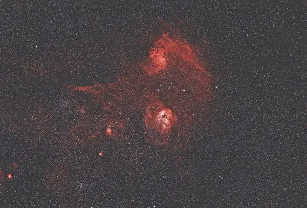 İki bulutsu IC 405 (Flaming Star Nebulae) ve IC 410 açık yıldız kümesi Auriga takımyıldızındaki zengin bir galaktik yıldız alanı, yıldız haritaları ve gökyüzündeki astronomik nesnelerin merkezindedir.