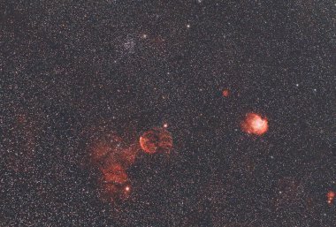 NGC 2174 (Maymun Kafa Bulutsusu), Avcı takımyıldızı yönünde bulunan ve açık yıldız kümesi NGC 2175 ile ilişkilendirilen bir H II emisyon bulutsusu.