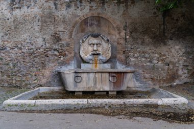 Portakal bahçesi Roma yakınlarındaki Fontana del Mascherone di Santa Sabina 'nın ön manzarası.