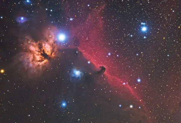 Parlayan yıldızlar, gazlı oluşumlar ve evrenin harikalarına ilham verici bir bakış sağlayan canlı renklerde kozmik toz içeren ikonik At Başı Bulutsusu 'nun canlı tasviri