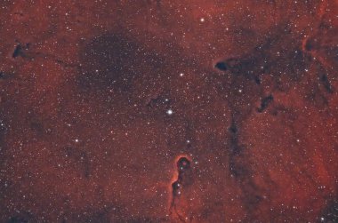 Fil 'in Gövdesi Bulutsusu (IC 1396A), Cepheus takımyıldızı yönünde bulunan çok daha büyük iyonize gaz bölgesi IC 1396' da bulunan yıldızlararası gaz ve toz yoğunluğu. Yıldız haritası gece gökyüzü arkaplanı