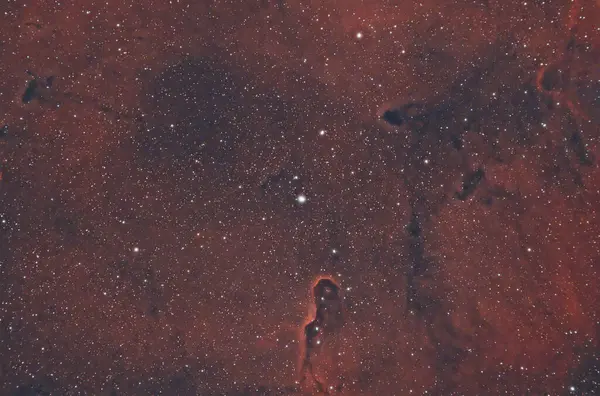 Fil 'in Gövdesi Bulutsusu (IC 1396A), Cepheus takımyıldızı yönünde bulunan çok daha büyük iyonize gaz bölgesi IC 1396' da bulunan yıldızlararası gaz ve toz yoğunluğu. Yıldız haritası gece gökyüzü arkaplanı