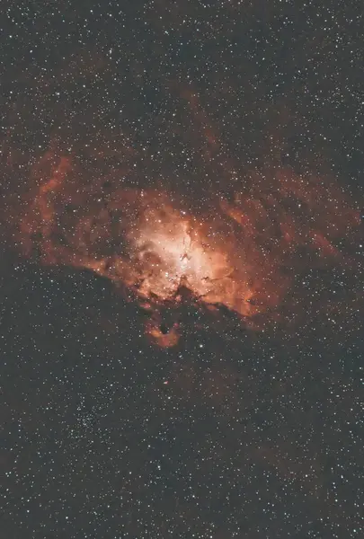 Kartal Bulutsusu (Messier 16 veya NGC 6611) Yılanlar takımyıldızı yönünde bulunan bir açık yıldız kümesi. Yıldız haritası gece gökyüzü arkaplanı