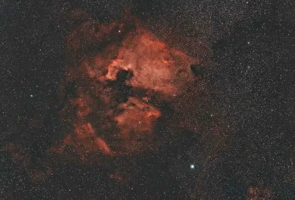 Kuzey Amerika Bulutsusu (NGC 7000, Caldwell 20), Kuğu takımyıldızı yönünde Deneb yakınlarında bulunan bir emisyon bulutsusu.