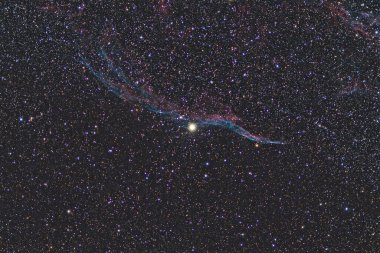 Batı Veil Nebulası, Kuğu takımyıldızı yönünde bulunan bir süpernova kalıntısı. Yıldız haritası gece gökyüzü arkaplanı
