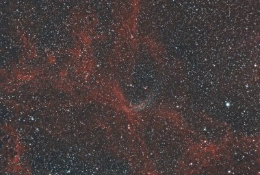 Açık yıldız kümesi NGC 6883 ve Kuğu takımyıldızı içindeki LBN 251 emisyon yansıtma bulutsusu. Yıldız haritalı gece gökyüzü duvar kağıtları