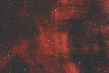 IC 5068, düşük emisyon nebulası (hidrojen gazı bulutlarından oluşur), Kuzey Amerika ve Pelikan nebulası yakınlarında. Yıldız haritası gece gökyüzü arkaplanı