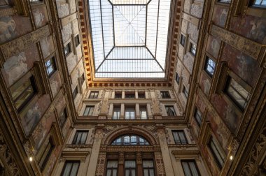 Trevi bölgesindeki Sciarra Galerisi, Art Nouveau mimarisinin muhteşem bir örneği. Roma, İtalya