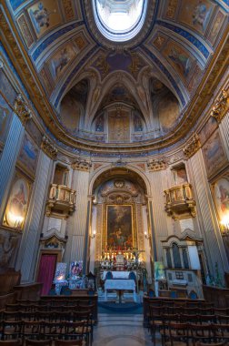 Tritone 'da, Trevi bölgesinde, Piazza Poli' de, Roma 'da, İtalya' da kutsanmış ayinin iç mekanı.