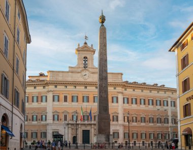 Palazzo Montecitorio, İtalya Parlamentosu 'nun alt meclisi olan Milletvekilleri Meclisi' ni barındıran Gian Gian Lorenzo Bernini tarafından tasarlandı.