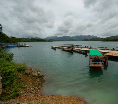 Yerel liman ve yolcu gemileri dağlarla ve güzel doğayla çevrili limanda duruyor..