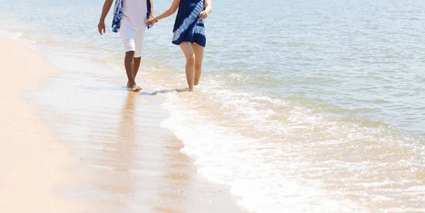 Uma Foto Livre Jovem Casal Romântico Andando Longo Praia Mãos — Fotografia de Stock