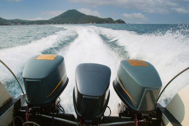 Andaman Denizi 'nde bir sürat teknesine monte edilmiş üç güçlü motor motor, motor gücüyle dalgalara çarptı..