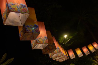 Deniz hayvanlarının motifleriyle süslenmiş fenerler, mor, turuncu, geceleri birkaç tane..