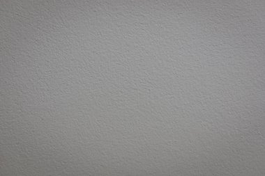 Çimento yüzeyi dalgalı lekelerle beyaza boyanmış..