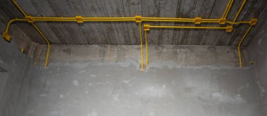 Tavana elektrik tesisatı kurun. elektrik kablolarının kurulumu