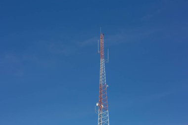 Telekomünikasyon Kulesi ve gök mavisi