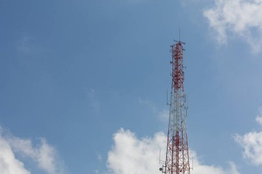 Açık bir günde sinyal kutbu arkaplanı