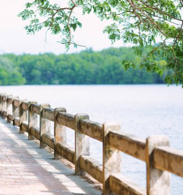 Sızıntı hattı uzun bir nehir geçidini engelliyor.