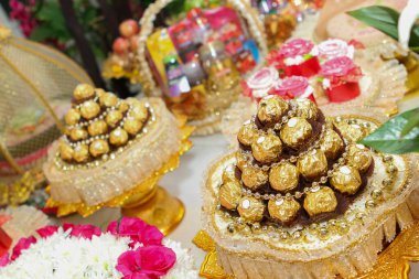 yuvarlak çikolata altın folyo sarılmış.