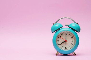 Pembe arkaplanda mavi saati olan zaman kavramı