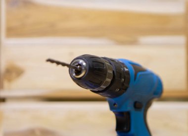 ahşap arka plan üzerinde elektrikli matkap