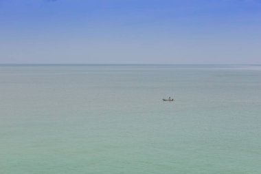 denizin ortasında bir tekne