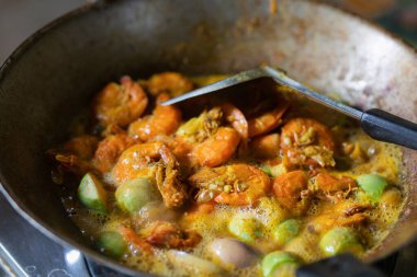 Patlıcanlı köri ezmesi ile karıştırılmış karides (Tayland yemeği))