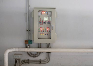 Eski elektrik kontrol kutusu. Binadaki büyük duvar kutuları.