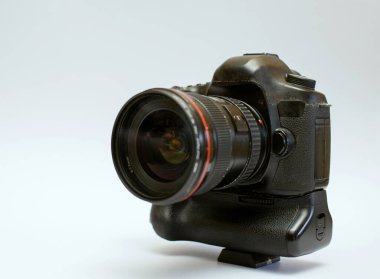 Beyaz arkaplanda izole edilmiş bir siyah kamera