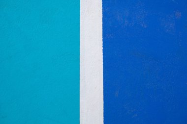 Açık hava basketbol sahasının soyut, mavi arka planı. Görünür asfalt doku, yeni boyanmış çizgiler. Mavi renk filtresi