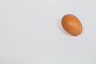 Beyaz arkaplan ve gölgeli yumurta manzarası.
