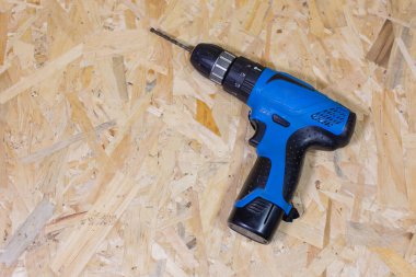 Elektrikli matkabı ve eski ahşap masayı matkapla. Sol tarafta boş bir alan var. Metin veya başka bir şey koymak için. Bu dosya temizlendi ve rötuşlandı.