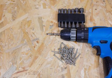 Elektrikli matkabı ve eski ahşap masayı matkapla. Alttaki boşluğa metin ya da başka bir şey koymak için boşluk. Bu dosya temizlendi ve rötuşlandı.