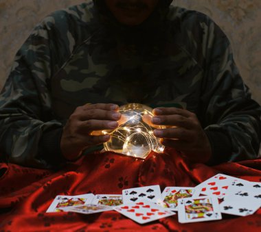 Falcı adam elinde kristal küreyle geleceği tahmin ediyor..