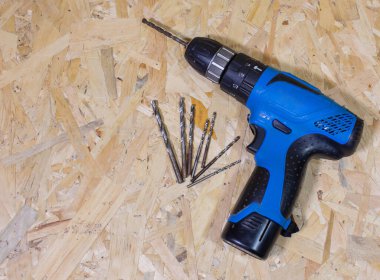 Elektrikli matkabı ve eski ahşap masayı matkapla. Sol tarafta boş bir alan var. Metin veya başka bir şey koymak için. Bu dosya temizlendi ve rötuşlandı.