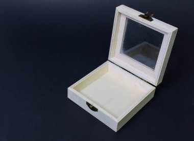 Boş Küçük Açık Kahverengi Tahta Kutu izole edilmiş siyah arkaplan üzerindeki konteynır nesnesi çıkarıldı. Küçük el sanatları, çantalar, dekorasyonlar, gizli çantalar.