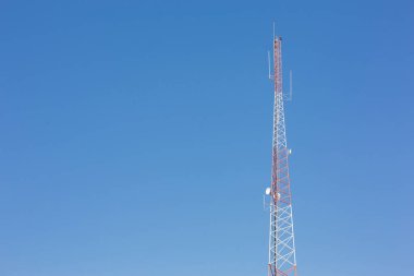 Telekomünikasyon radyo dalgası sinyal kulesi kırmızı beyaz mavi gökyüzü arkaplanı