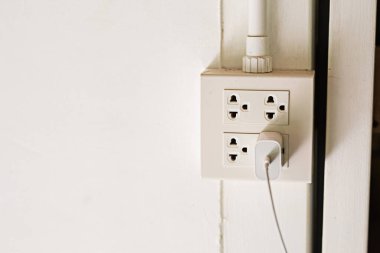 Kopyalama alanı dışında takılı olan elektrik prizleri